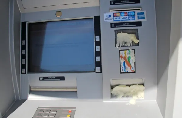 Nekdo je prebivalcem Divače danes znova onemogočil uporabo 
bankomata.