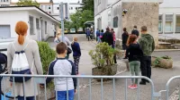 Delavcu, ki zaradi višje sile ne more opravljati dela, pripada 
nadomestilo plače v višini polovice plačila, do katerega bi bil sicer 
upravičen, če bi delal, vendar ne manj kot 70 odstotkov minimalne 
plače.