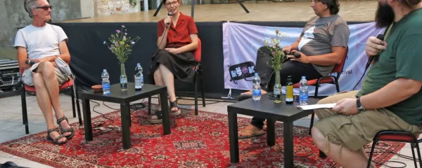 Ob robu festivala Jeff v Kopru so konec avgusta o kulturnih prireditvah v času novega koronavirusa razpravljali (z leve) direktor Kina Šiška Simon Kardum, direktorica festivala Kino Otok - Isola Cinema 
Tanja Hladnik, Iztok Novak Easy, glasbenik, vodja festivala Poletje z biseri in voditelj na Radiu Koper ter Borut Jerman, ki je usmerjal pogovor. 