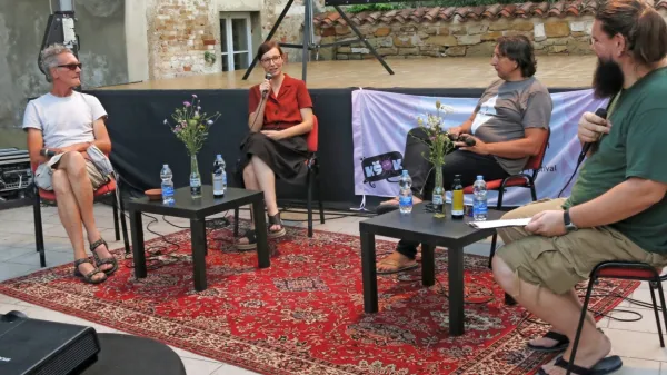 Ob robu festivala Jeff v Kopru so konec avgusta o kulturnih prireditvah v času novega koronavirusa razpravljali (z leve) direktor Kina Šiška Simon Kardum, direktorica festivala Kino Otok - Isola Cinema 
Tanja Hladnik, Iztok Novak Easy, glasbenik, vodja festivala Poletje z biseri in voditelj na Radiu Koper ter Borut Jerman, ki je usmerjal pogovor. 