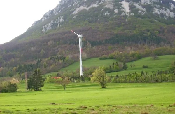 Take vetrnice, kot je ta pri Razdrtem, bi lahko postavljali tudi v 
divaški občini, a so občinski svetniki glasovali proti.