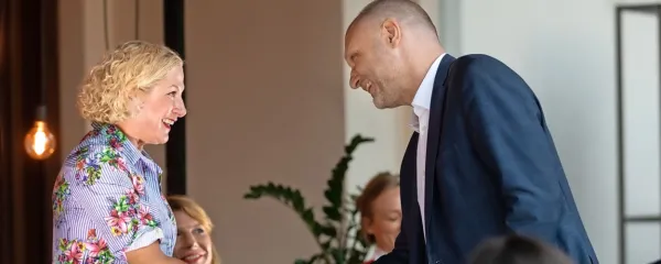 Knjigo Sonce in dež Ane Roš (levo) je v Sloveniji izdala založba 
Beletrina, ki jo vodi Mitja Čander.  