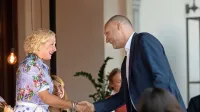 Knjigo Sonce in dež Ane Roš (levo) je v Sloveniji izdala založba 
Beletrina, ki jo vodi Mitja Čander.  