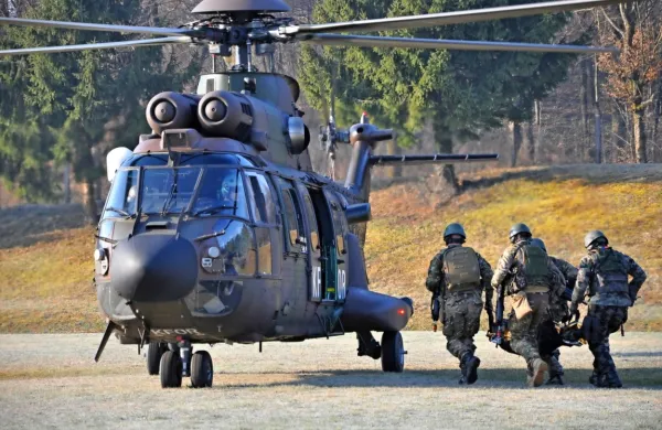 Dva transportna helikopterja in transportno letalo bi vojska 
uporabljala tudi za reševanje v gorah in druge civilne namene. 