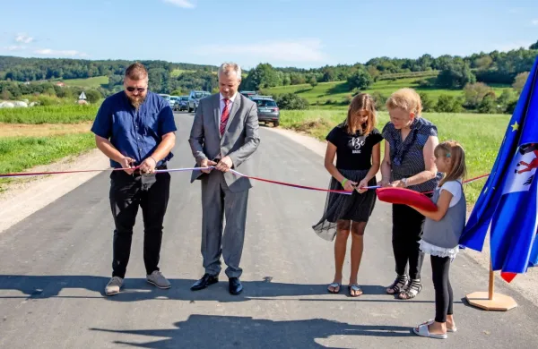 Domačini so se po dolgih letih čakanja končno razveselili temeljito 
prenovljene ceste.