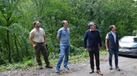 Državni sekretar Damjan Stanonik (drugi z desne) si je s predstavniki tolminske OE Zavoda za  gozdove ogledal škodo v 
gozdovih in na gozdnih cestah. 