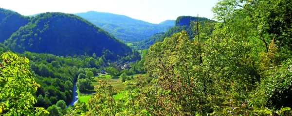 Na levem bregu Kolpe je Slovenija, na desnem Hrvaška.