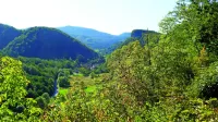 Na levem bregu Kolpe je Slovenija, na desnem Hrvaška.