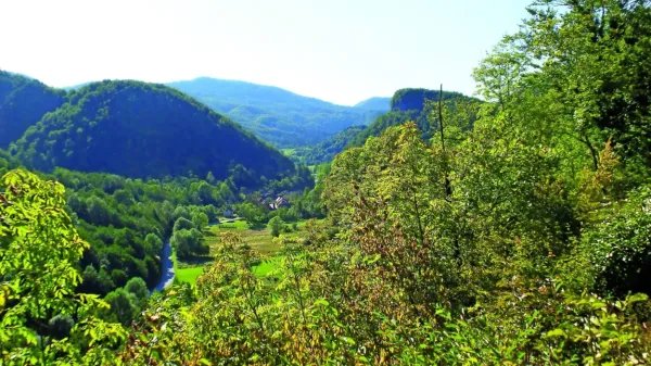 Na levem bregu Kolpe je Slovenija, na desnem Hrvaška.