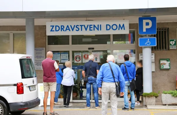 Zjutraj je pred vhodi vseh ZD v državi, tako kot pred novogoriškim 
(na fotografiji) velika gneča zlasti  zaradi čakanja na laboratorij, saj   
se ne smejo gnesti v čakalnici.  