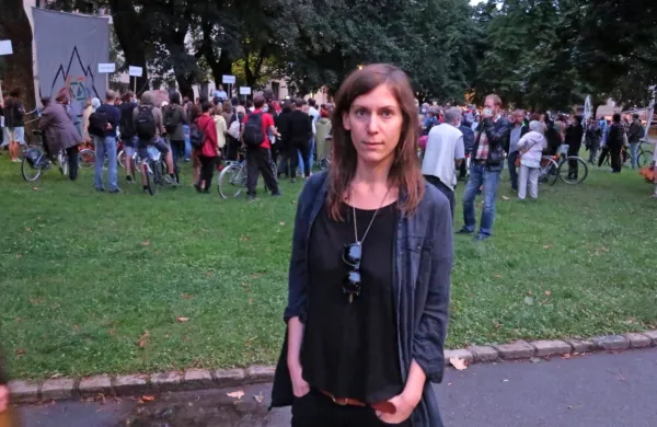 Nina Dragičević na ljudski skupščini protestnikov v Ljubljani 17. 
julija letos  