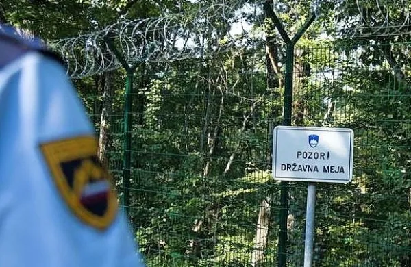 Policisti so januarja  v avtu, ki ga je vozila Postojnčanka, odkrili tri 
turške državljane, ki so nezakonito prešli mejo s Hrvaško (fotografija je simbolična).  
