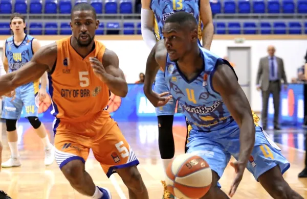 Američan Sterling Gibbs (desno)  naj bi se vrnil v koprski dres, a 
klub nima denarja za plačilo letalske vozovnice.