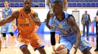 Američan Sterling Gibbs (desno)  naj bi se vrnil v koprski dres, a 
klub nima denarja za plačilo letalske vozovnice.