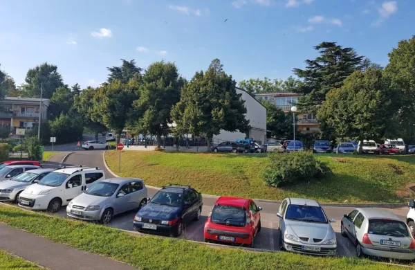 Za parkiranje na približno 35 javnih parkirnih mestih ob sedežu 
krajevne skupnosti Semedela  bo kmalu treba seči v denarnico. 