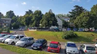 Za parkiranje na približno 35 javnih parkirnih mestih ob sedežu 
krajevne skupnosti Semedela  bo kmalu treba seči v denarnico. 
