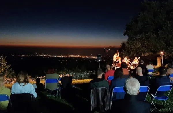 Glasba na Žardinu nad Kocjančiči nad Sv. Antonom nad Koprom in Koprskim zalivom ... je očarljivo sklenila drugačen  Marezijazz. 