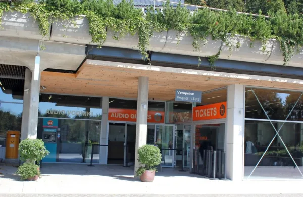 Vrst pred prodajo vstopnic letos  zaradi velikega padca obiska ni, eno doslej najuspešnejših turističnih podjetij pri nas pa bo odpuščalo.