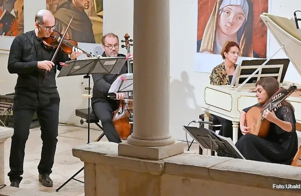  V ansamblu Cenacolo musicale so  violinista Tommasa Luisona 
pospremili s klavičembalom, teorbo in violončelom.