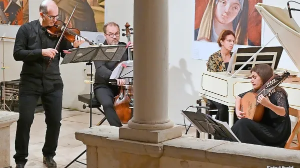  V ansamblu Cenacolo musicale so  violinista Tommasa Luisona 
pospremili s klavičembalom, teorbo in violončelom.