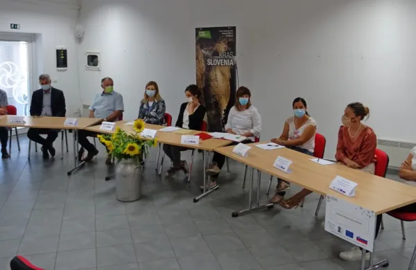 Jesensko dogajanje na Krasu in v Brkinih so predstavili (z leve) Aleš Vodičar, Matej Oset, Stojan Ščuka, 
Nataša Matevljič, Ana Hrast, Jasna Fakin Bajc, Helena Kosmina, Matjetka Kljub Terčon in Valerija Pučko. 