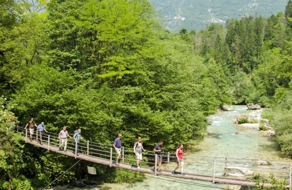Med dobrodelnim pohodom bodo prečili reki Koritnica in Soča.