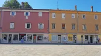 

 

Ankaranski podjetnik Andrej Trobec ni opustil zamisli, da bi v tem 
razpotegnjenem lokalu na Prešernovem trgu uredil gostilno z 
lokalno hrano. 