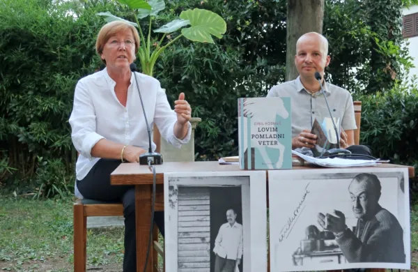 Nanča Kosmač Kogej in Andraž Gombač sta pred nekdanjo 
Kosmačevo hišo v Portorožu predstavila Lovim pomladni veter, 
zbirko doslej v knjigi še neobjavljenih  zgodb in drugih zapisov, ki 
jih je veliki pisatelj objavljal v časopisih in revialnem tisku.