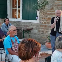 Svoj poklon Cirilu Kosmaču in njegovemu delu je z zbranimi delil 
tudi “tihotapec besed” Ludwig Hartinger.