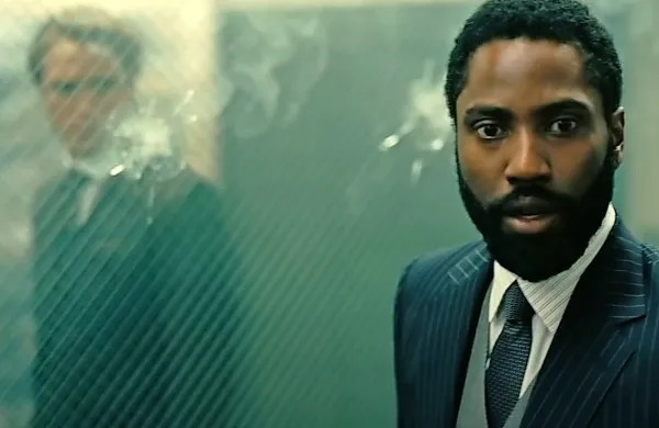 Glavno vlogo v najnovejšem filmu Christopherja Nolana je odigral   
John David Washington (desno).