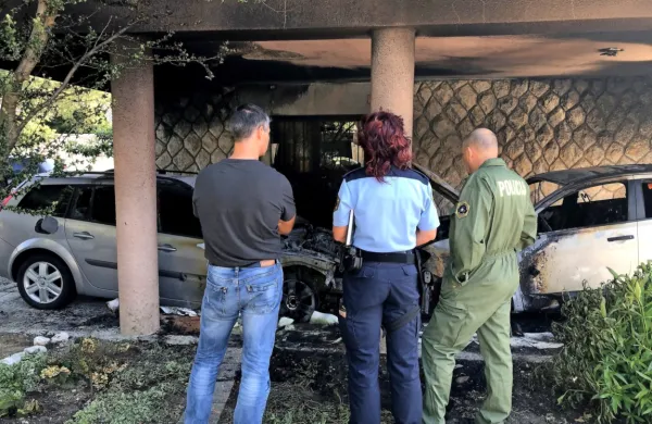 Policisti in kriminalisti so včeraj vzrok požara še ugotavljali. 