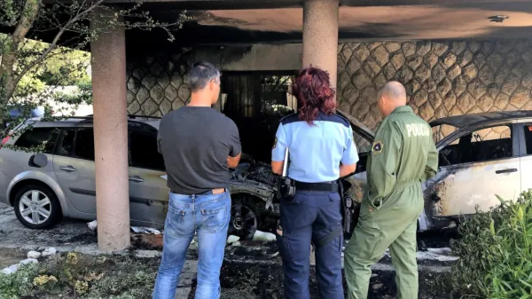 Policisti in kriminalisti so včeraj vzrok požara še ugotavljali. 