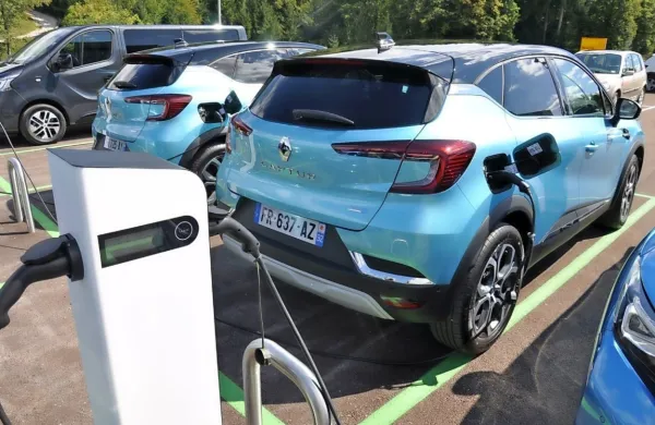 Deset let po prvem Renaultovem električnem vozilu francoski proizvajalec na ceste pošilja hibridno 
gnanega clia ter priključno-hibridnega capturja in megana grandtour.



