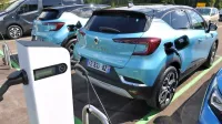 Deset let po prvem Renaultovem električnem vozilu francoski proizvajalec na ceste pošilja hibridno 
gnanega clia ter priključno-hibridnega capturja in megana grandtour.



