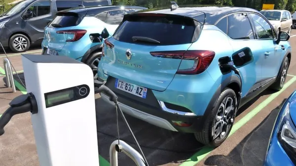 Deset let po prvem Renaultovem električnem vozilu francoski proizvajalec na ceste pošilja hibridno 
gnanega clia ter priključno-hibridnega capturja in megana grandtour.



