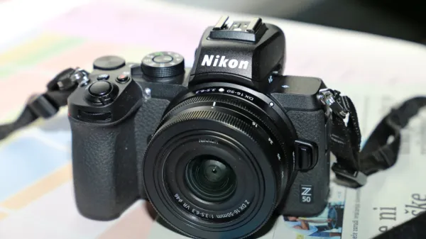 Nikon Z50 z objektivom 16-50  f/ 3,5 -6,3