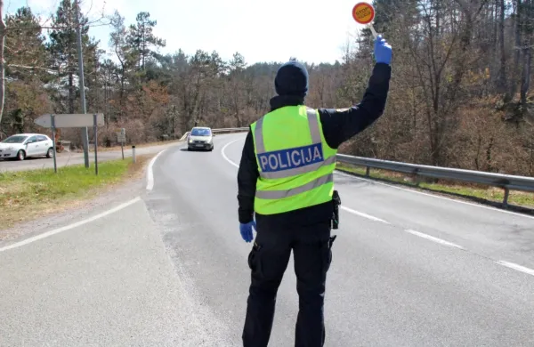 Kljub temu, da je bil španski državljan okužen z novim virusom, 
NIJZ policistov, ki sta ga aretirala, ni poslal na testiranje za novi 
koronavirus.