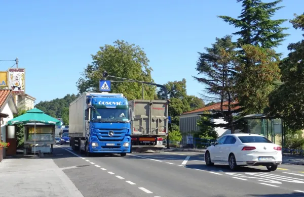 Potem ko je po prepovedi tranzita junija lani promet tovornih vozil na cesti Kozina-Starod upadel za tretjino, je letos spet narasel za 15 
odstotkov. 