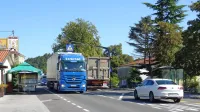 Potem ko je po prepovedi tranzita junija lani promet tovornih vozil na cesti Kozina-Starod upadel za tretjino, je letos spet narasel za 15 
odstotkov. 