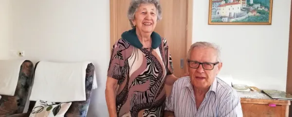 Matilde in Giovanni Merslich v njuni hiši na Parecagu, ki jo že 
desetletja grejeta z medsebojno naklonjenostjo. 