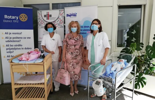 Petra Bratina, vodja neonatalnega oddelka postojnske porodnišnice, nekdanja guvernerka rotarijcev
Irena Kos in dr. Nataša Tul Mandić, predsednica društva Slojenčki (z leve) ob prevzemu donacije.
