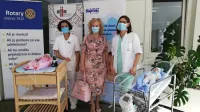 Petra Bratina, vodja neonatalnega oddelka postojnske porodnišnice, nekdanja guvernerka rotarijcev 
Irena Kos  in dr. Nataša Tul Mandić, predsednica društva Slojenčki (z leve) ob prevzemu donacije. 