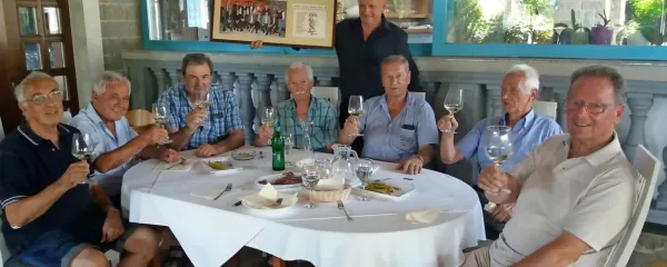 Del ekipe Društva Gušto 2000  na vsakodnevnem sestanku ob enih v gostilni Valmarin