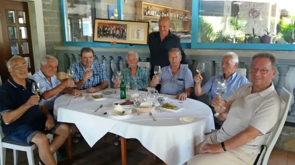 Del ekipe Društva Gušto 2000  na vsakodnevnem sestanku ob enih v gostilni Valmarin