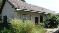 Nekdanja stražnica nima elektrike in vode, od vasi pa je oddaljena več kot en kilometer. 