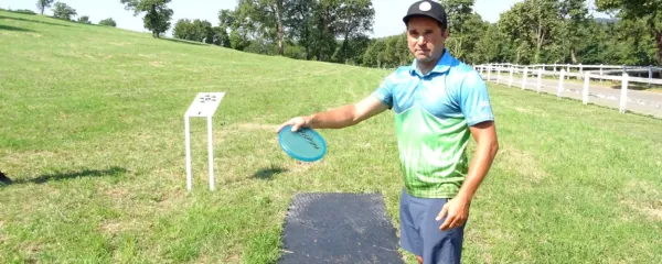 Prvi met igralci disc golfa vržejo iz tako imenovane izmetne cone, 
nato nadaljujejo z metom tam, kjer je frizbi padel na tla. 