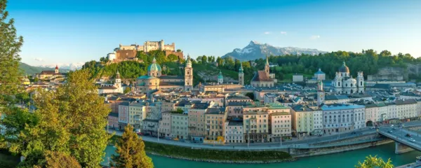Pravljična panorama starega Salzburga, obkroženega z visokimi 
gorami in  reko Salzach