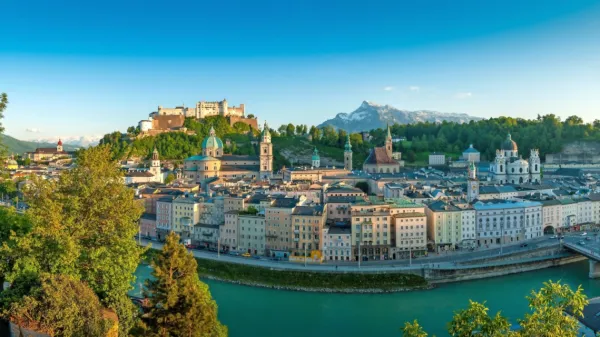 Pravljična panorama starega Salzburga, obkroženega z visokimi 
gorami in  reko Salzach