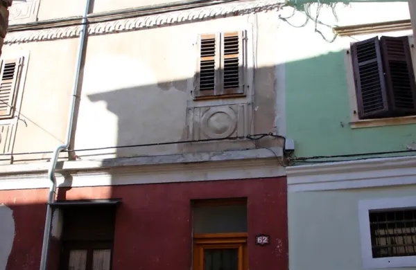 Za 53 kvadratnih metrov veliko mansardno stanovanje brez 
sanitarij na Gregorčičevi 62 zahtevajo 80.000 evrov. 