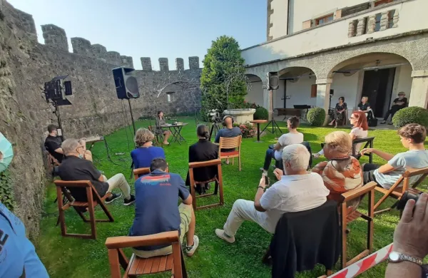 Premska srečanja (na fotografiji prizorišče med predavanjem dr. Urške Perenič) so minila tako v 
znamenju literature in čarobnega okolja kakor proti-koronskih ukrepov.      